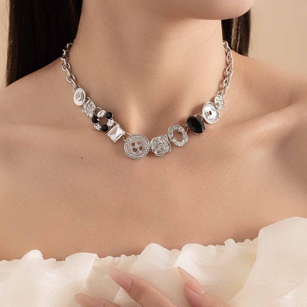 Metal Heavy Industry Y2K Sweet Cool Wind Button Necklace Retro Niche Design Diamond Neck Chain Women'S Personality Sweet Cool Necklace