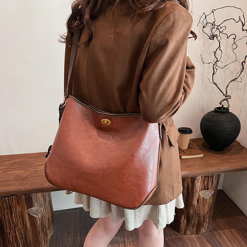 2025 new fashion niche retro tote bag women's commuter large capacity handmade messenger shoulder bag