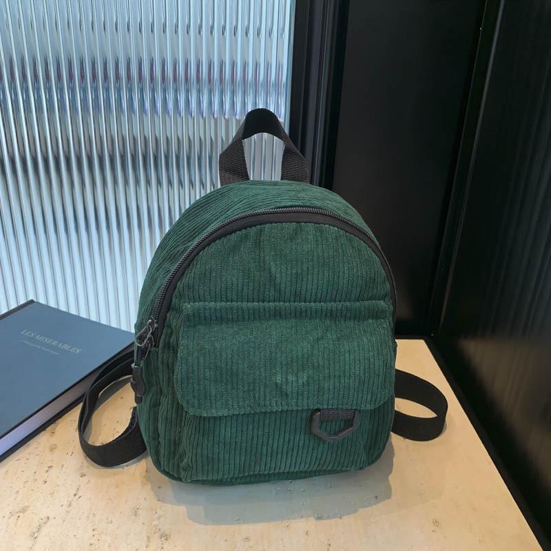 Trendy miniryggsekk i kordfløyel: Søt, allsidig student- og pendlerbag