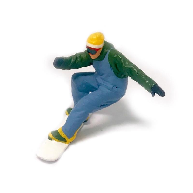 1/64 Scale Miniature Skiing Snowboarding Figurines Hand Painted Miniature Skiers Figures Model Miniature Winter Scene
