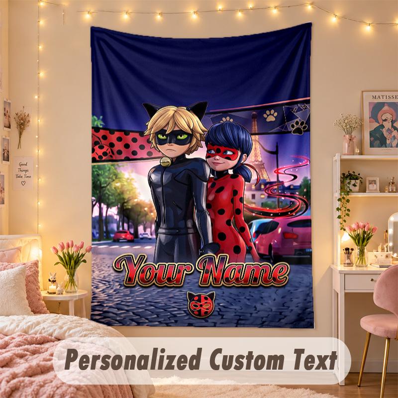 Arazzo Personalizzato su Misura, Stampa Miraculous Ladybug Testo con Nome Personalizzato Arte da Parete da Appendere per Camera da Letto