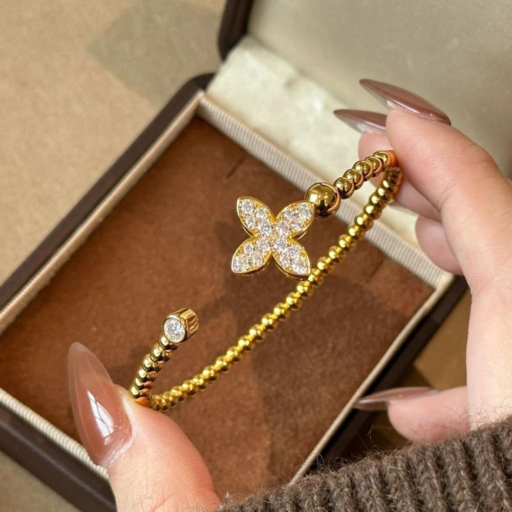 

French Luxury Retro Four Leaf Clover Beaded Stretch Bracelet Elegant Simple Flower Open Bangle for Women
