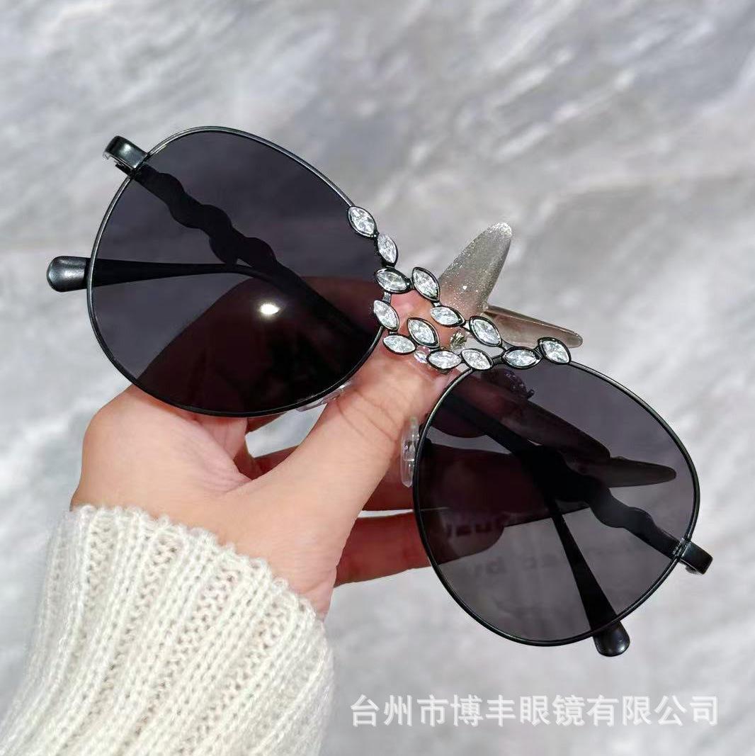 Fashion Large Frame Diamond-Encrusted Toad Sunglasses Women S Metal Personalized Sunglasses Outstanding Show