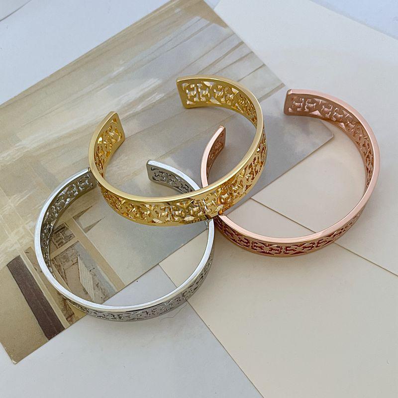 

Trendy European-American Minimalist Metal Bangle with English Letter Design золотий