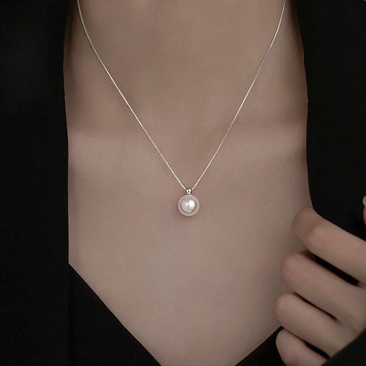 Elegant Pearl Pendant Necklace - Stylish, Minimalist Design for Women