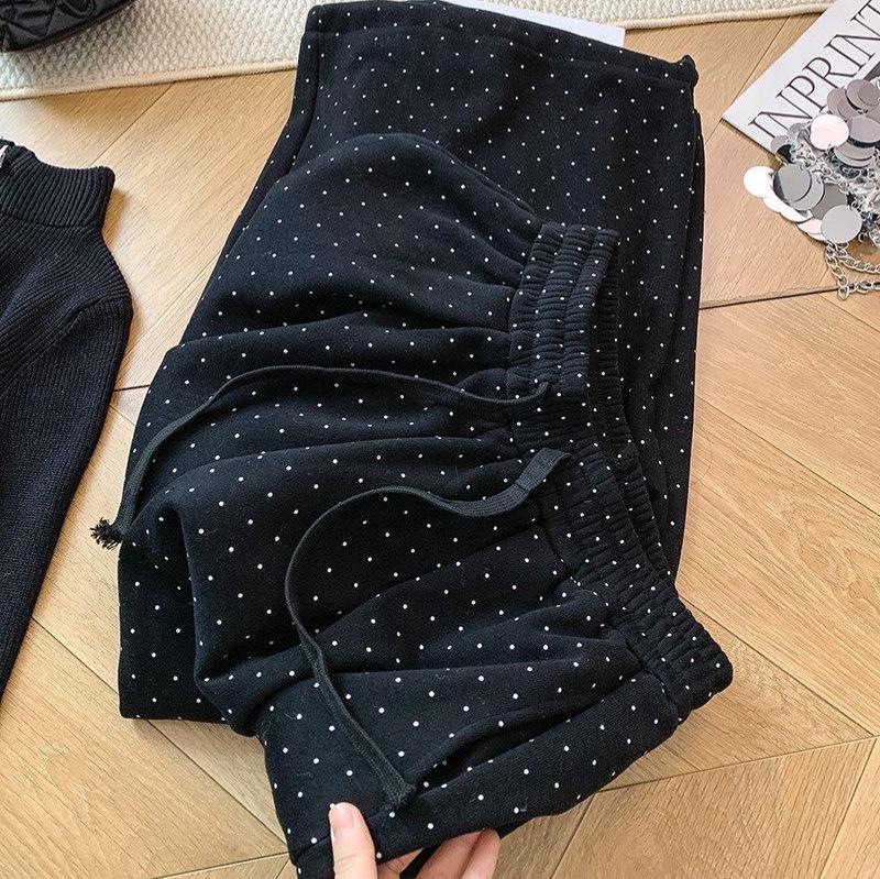

Perfect for your collection: Cozy, thick polka dot wide-leg pants for women – new high-waisted, straight-leg style for autumn and winter. XXXL