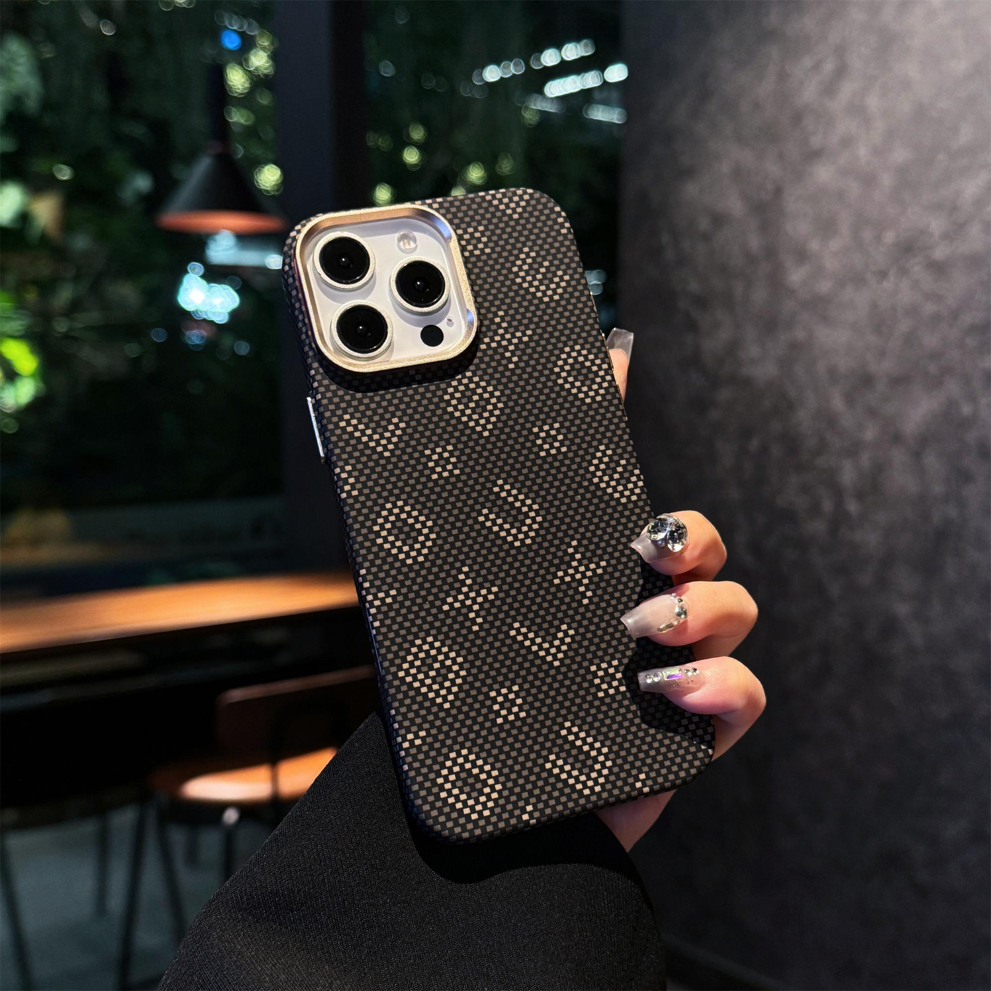 

Luminous Magnetic Case For iPhone 17 Air 16 15 Pro Max Premium Cover Carbon Fiber Texture Skin Friendly Ultrathin Metal Buttons iPhone 15 темно-коричневого