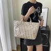 Klare PVC-Tragetasche Stilvoller gestreifter Buchstabendruck Wasserdichte Handtasche Große Kapazität Pendler-Umhängetasche Leichtgewicht Einkaufen
