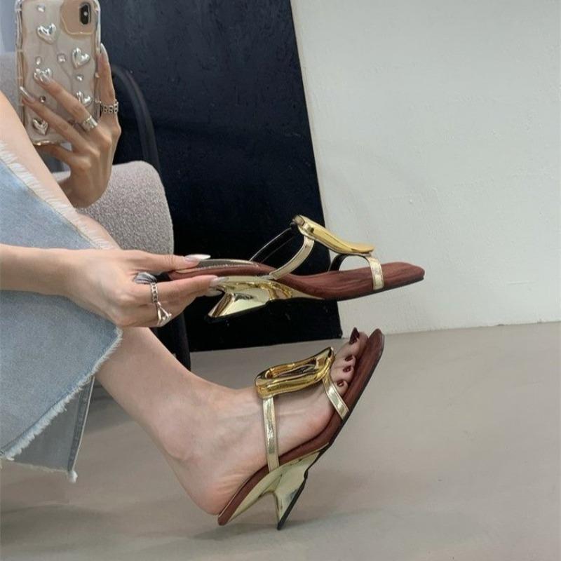 Modne Nowy Styl Luksusowe Damskie Baleriny Klapki Casualowe Klapki Plażowe Damskie Kapcie na Zewnątrz Metalowa Dekoracja Damskie Buty na Kapcie