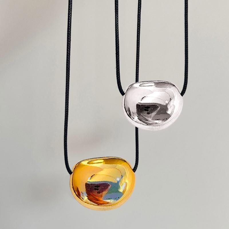 Stilvolle Metall Ovalförmige Halskette Geometrische Anhänger Halskette Verstellbare PU-Lederkordel Schlüsselbeinkette Eleganter Schmuck