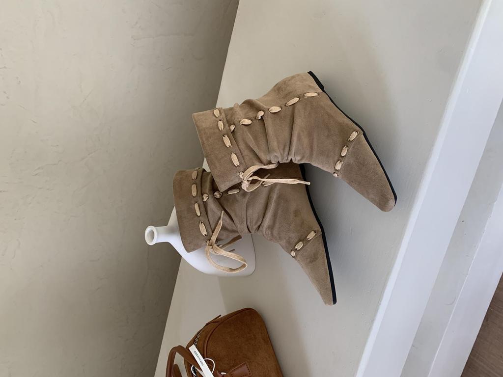 Damen Retro Western Plissee Stiefeletten mit eckiger Spitze und Innensohle, dünnes Riemendesign für Herbst und Winter.