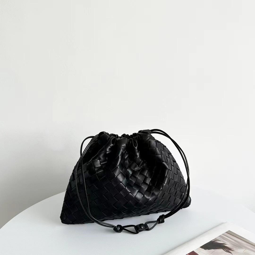 

2025 Новая женская сумка из натуральной кожи ~ овчина, плетеная сумка подмышкой, модная, для отдыха, простая сумка для мусора, сумка через плечо 32x23x2cm чёрный