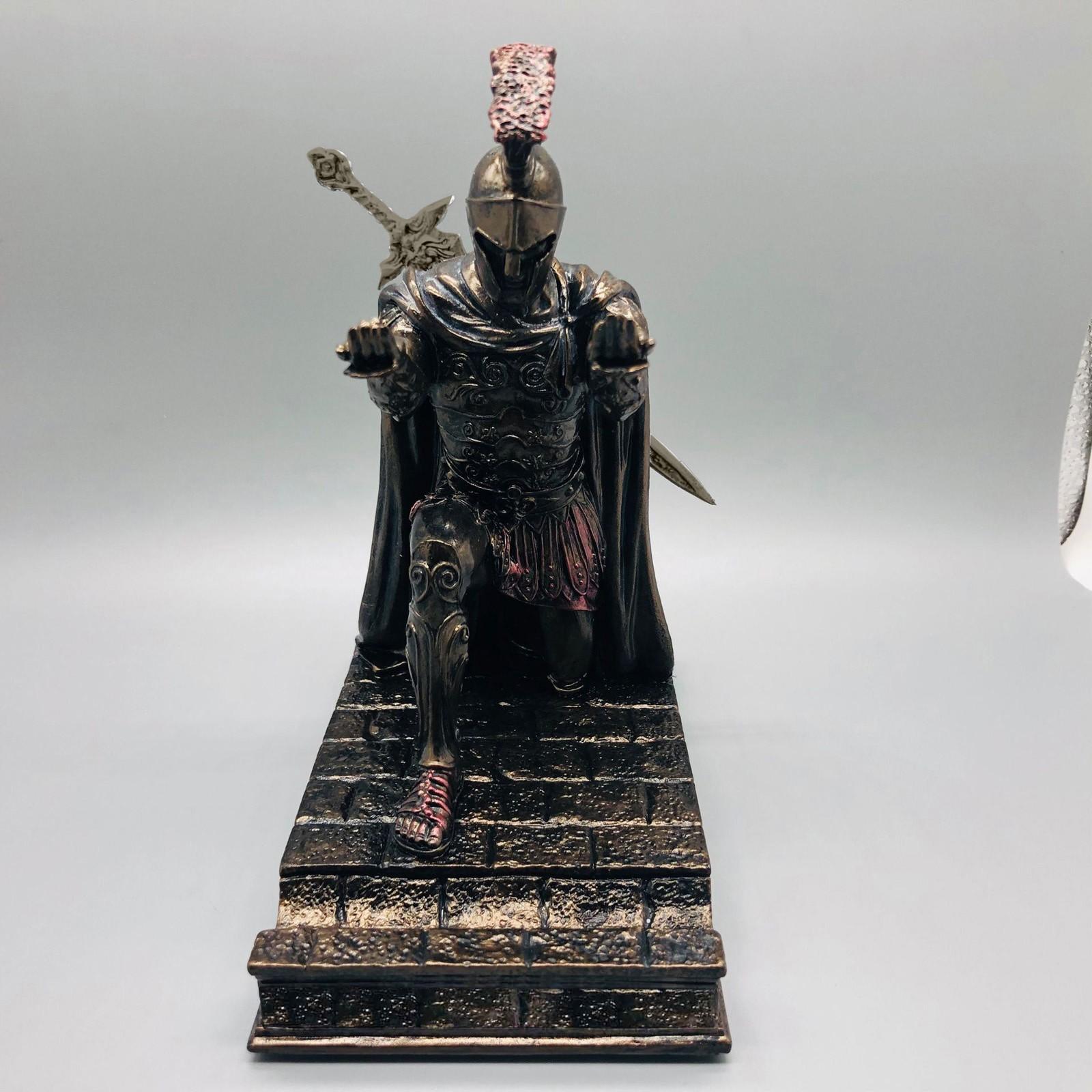 

Магнитный держатель для ручки для стола, держатель для ручки рыцаря, классные настольные аксессуары, держатели для карандашей римского полководца, стоящего на коленях, готовая статуя One Size бронзовый