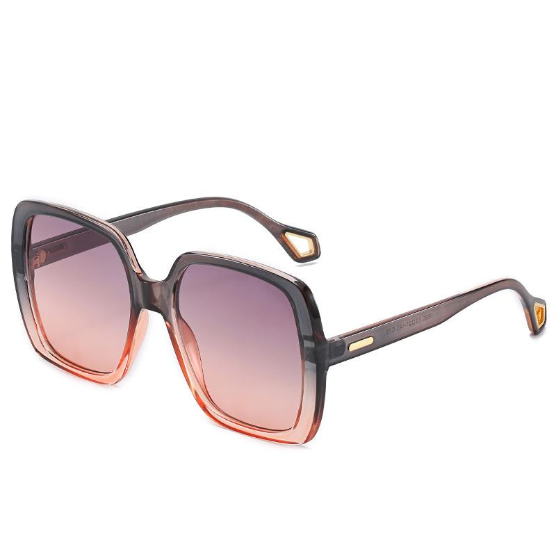 

У бренда G есть те же солнцезащитные очки, модные квадратные очки, солнцезащитные очки. spot