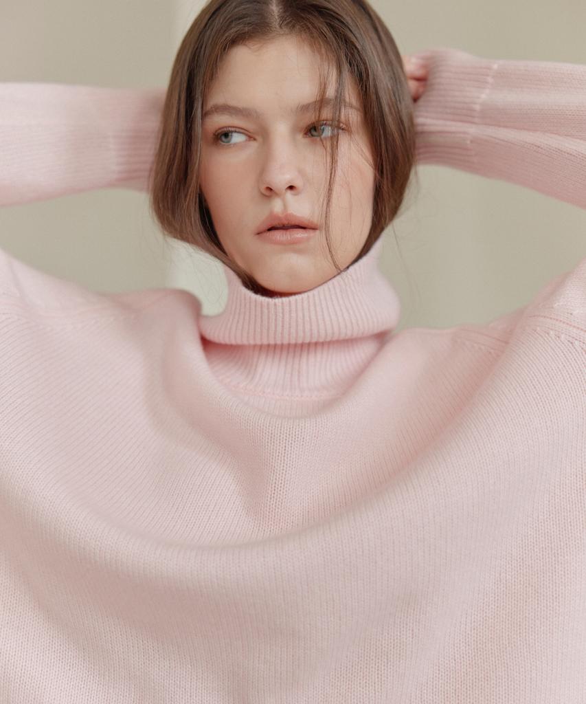 JE NE SAIS QUOI Loose-Fit Turtleneck Cashmere Knit_ Pink