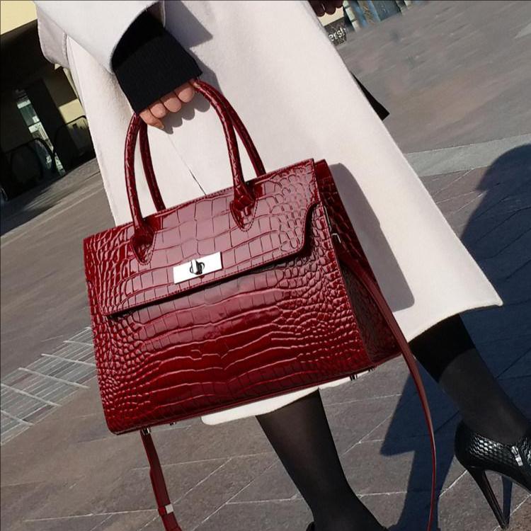 Elegant Coffee Croco-Embossed Cowhide Tote Bag – Stylish & Practical for Travel