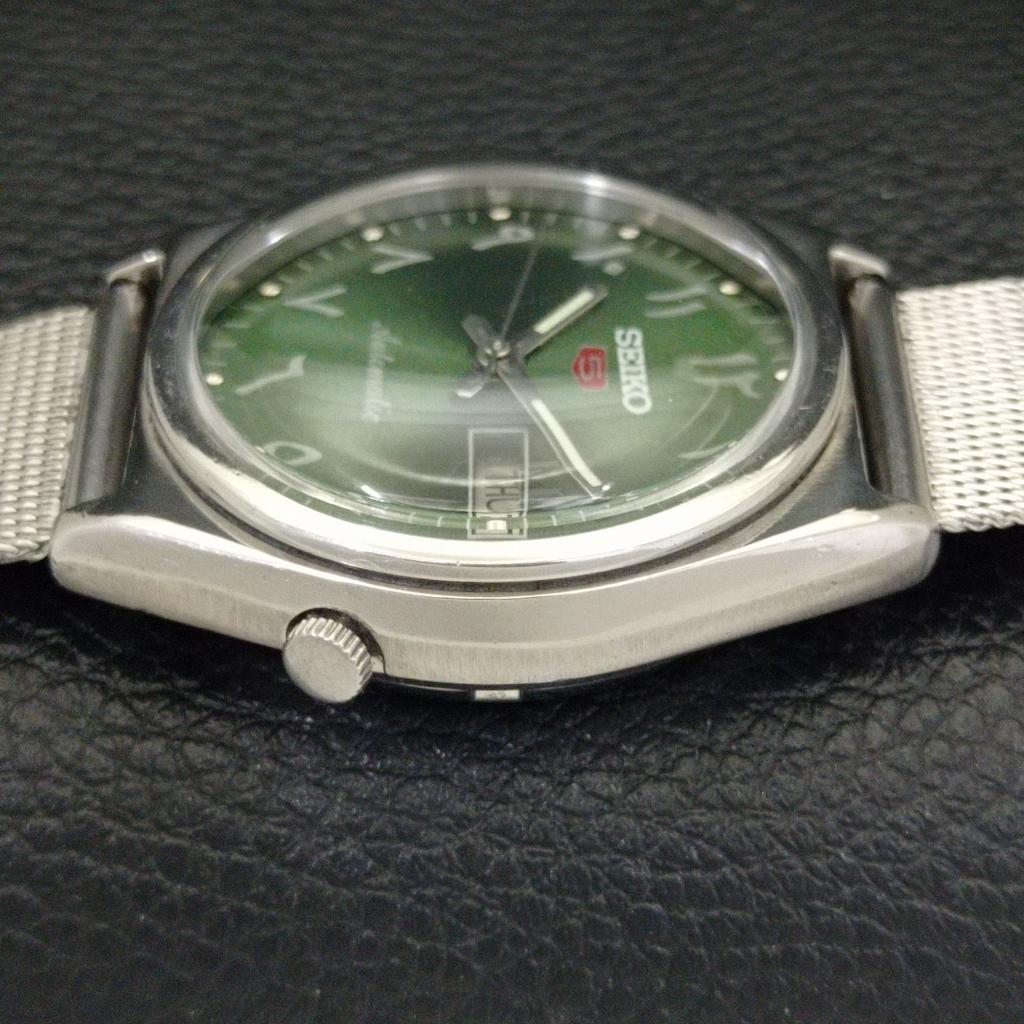 JAPAN VINTAGE SEIKO 5 AUTOMATIC MENS ARABIC GREEN COLOR DIAL WATCH a701302-5 R206a-a701302