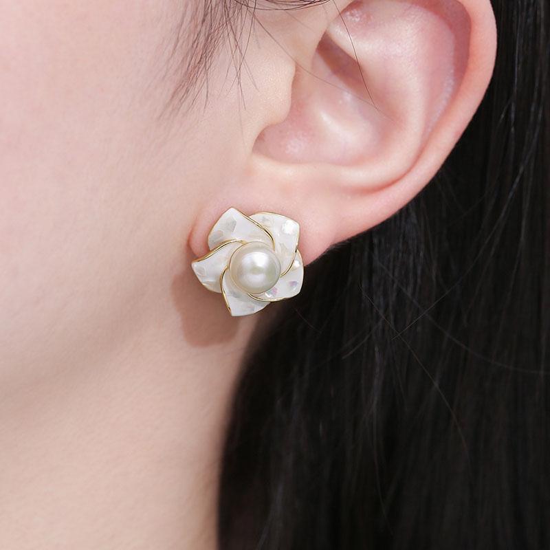 Elegant White Flower Shell Earrings Women's Temperament Niche Design Pearl Stud Earrings for Female Wedding Party Jewelry Gifts