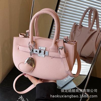 Bolsa pequena de estilo estrangeiro com senso premium para mulheres, nova de verão 2025, bolsa mensageira versátil, bolsa de mão super quente da moda, bolsa de lazer