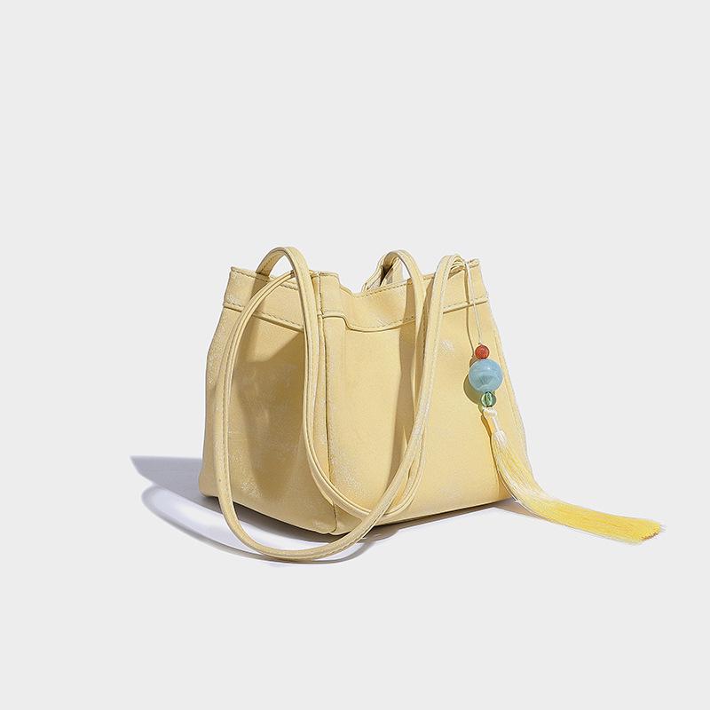 

Сумка через плечо из мягкой китайской шелковой кожи в национальном стиле, серебристого цвета жёлтый