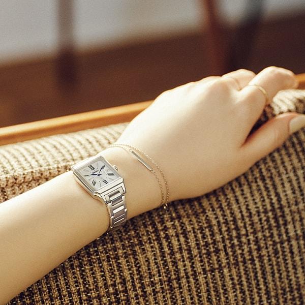 Seiko Dámské SSVW209 (Dámský kovový pásek LUKIA Grow solární rádiem řízený) Stříbrné čtvercové hodinky