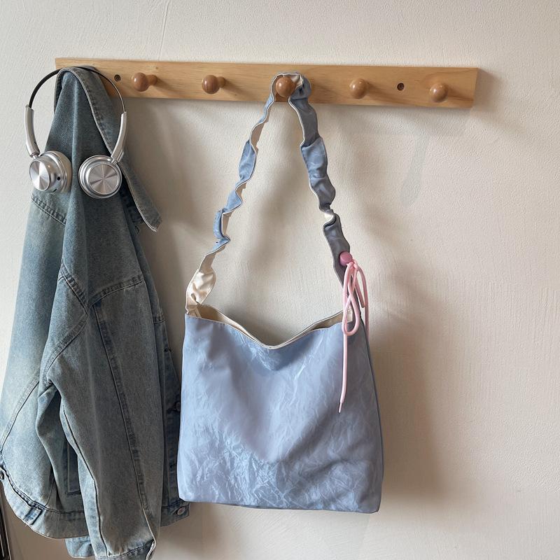 2025 autumn new niche design tote bag high sense light luxury popular bag women's hand shoulder commuter bag