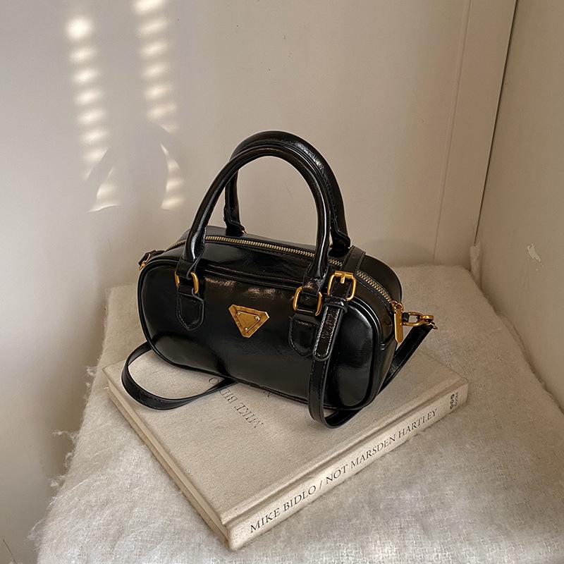 

Сумка премиум-текстуры маленькая женская 2025 осень и зима новая портативная сумка-подушка дизайн «Бостон» сумка-мессенджер для поездок на работу 24*8.5*12.5 чёрный