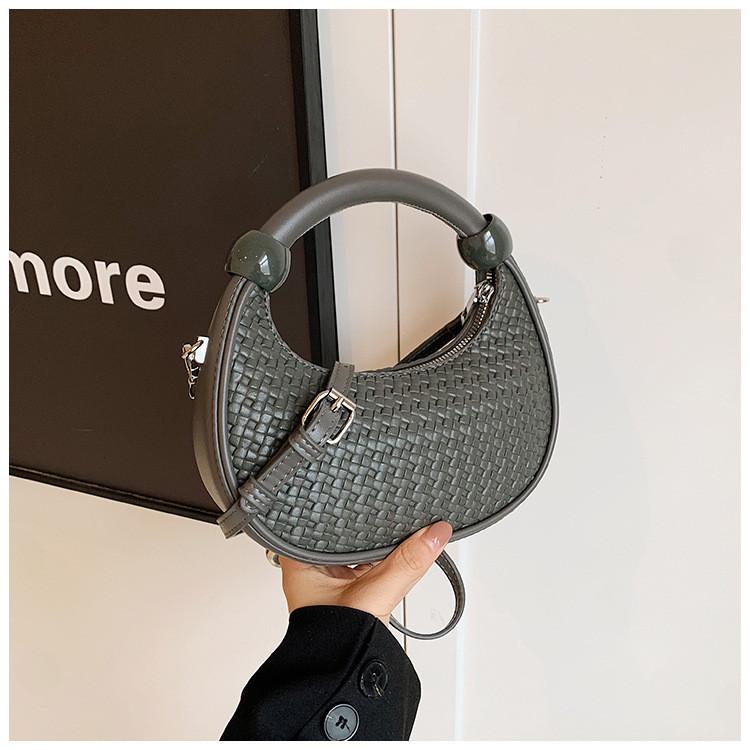 IELGY Retro Woven Messenger Bag Niche Design Portable Commuter Dumpling Bag