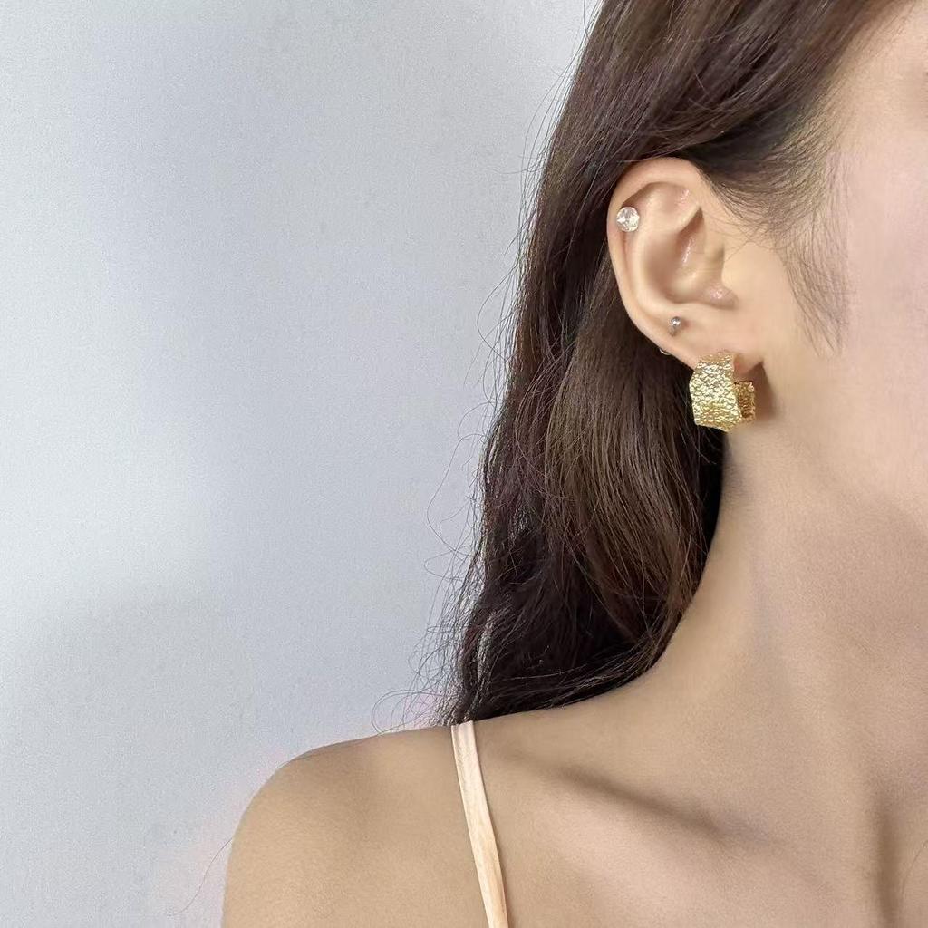 European & American C-Shaped Pleated Earrings: Retro, Luxurious, High-End Fashion Studs for Women