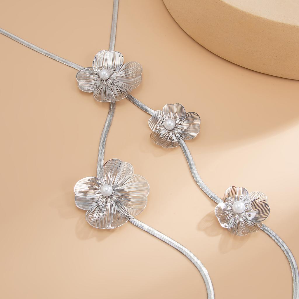 Niche Three-dimensional Feeling Flower Pearl Long Necklace Temperament Hundred Matching Butterfly Snake Bone Chain Necklace