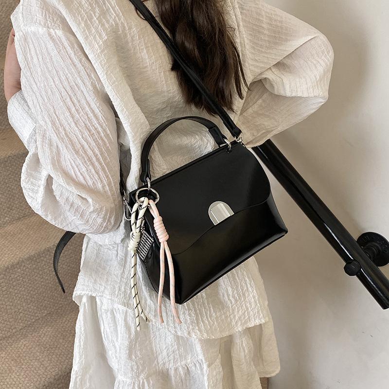 Premium textured bag women's 2025 new fashion versatile messenger bag spring and summer popular portable small square bag