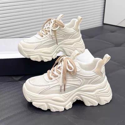 Sapatos de pai de pés pequenos femininos ins maré novo estudante versátil respirável fino aumento de altura estilo Hong Kong sapatos esportivos
