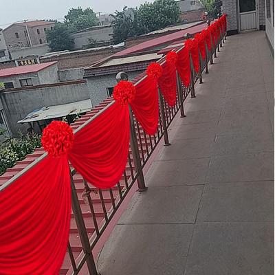 Rotes Satin-Stoff-Blumenarrangement für Treppenhaus- & Balkondekoration - Lichtbeständig