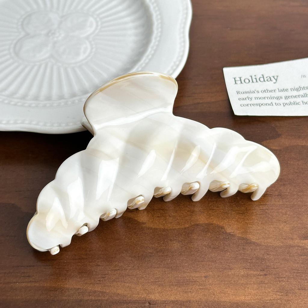 Premium Acetate Hair Claw Clip In Chic Striped Designs Perfect For Fashionable Women