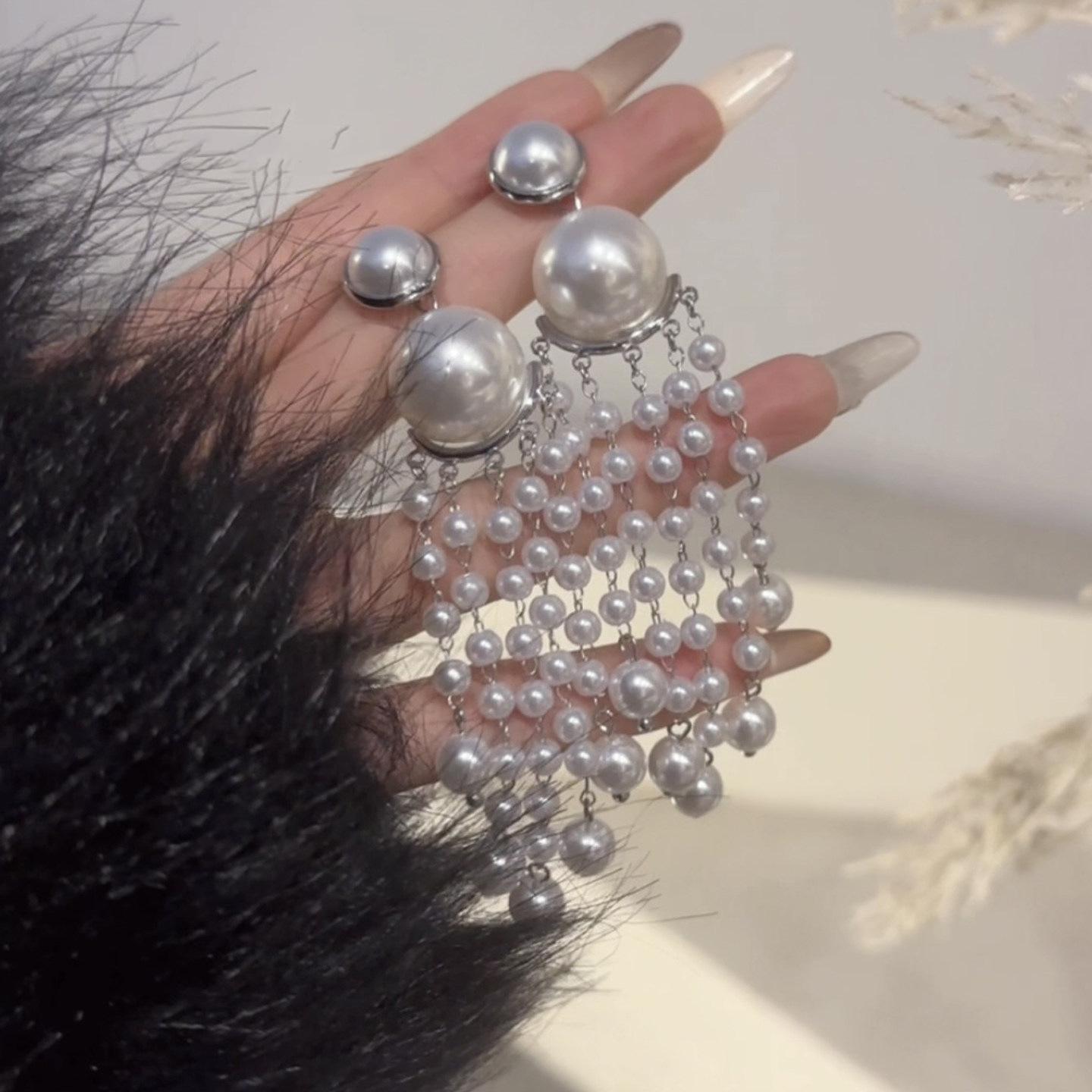 

Silver needle pearl beaded round fringed earrings French retro fashion simple stud earrings light luxury high-end earrings women