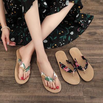 Damen Ananas Riemen Flache Flip-Flops: Klassische Zehenstegsandalen aus Imitationsstroh für den Innen- und Außenbereich.