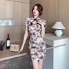 Schickes Mini-Qipao mit Blumenmuster und Spitzenbesatz: Elegantes Hemd mit Knöpfen, Figurschmeichelnd und Hüftbetont für den Sommer