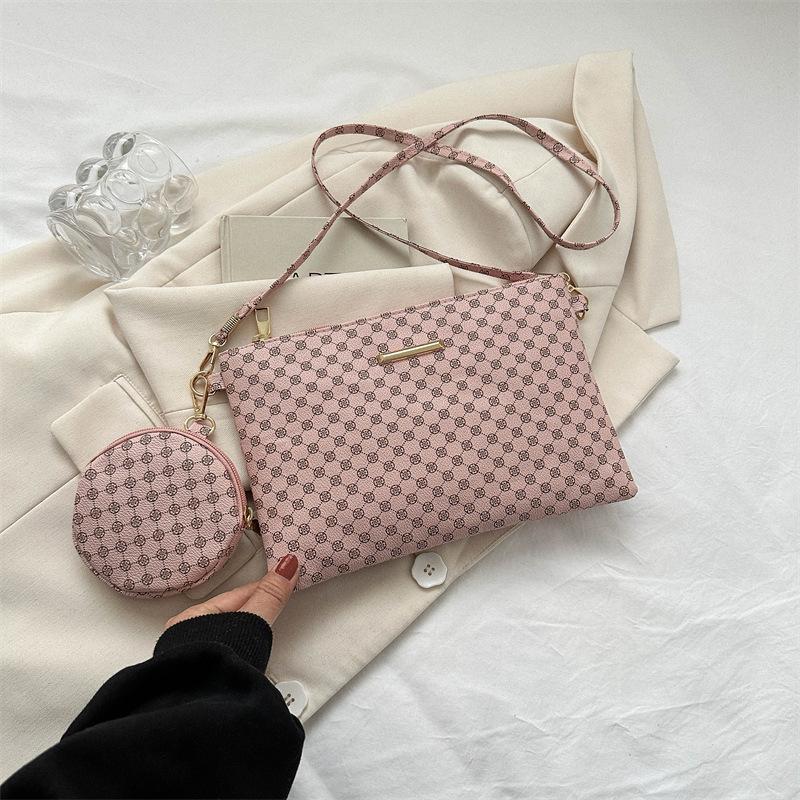 

Temperament is simple and fashionable, this year s popular bags are women s 2025 spring and summer foreign leisure bags, shoulder messenger bags, env розовый