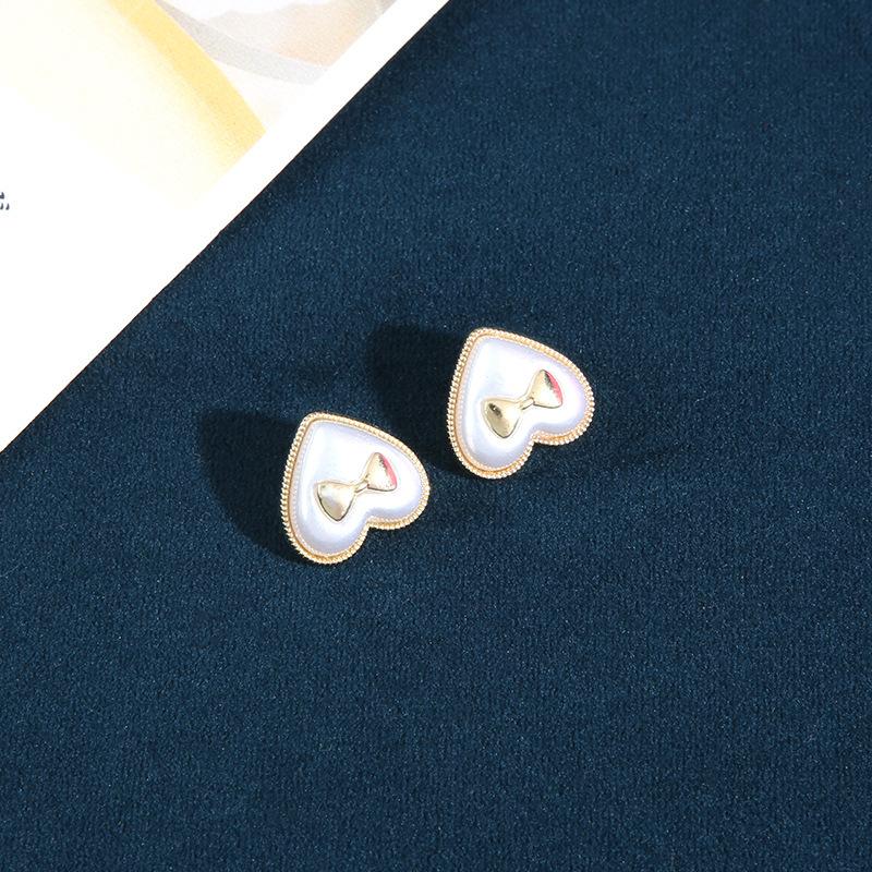 

10 шт. Клевер Перламутровые пуговицы Круглые Любовь Одежда Декоративные пуговицы Аксессуары Женская рубашка свитер шифон рубашка Изысканный маленький Gold + White [14mm * 13mm]