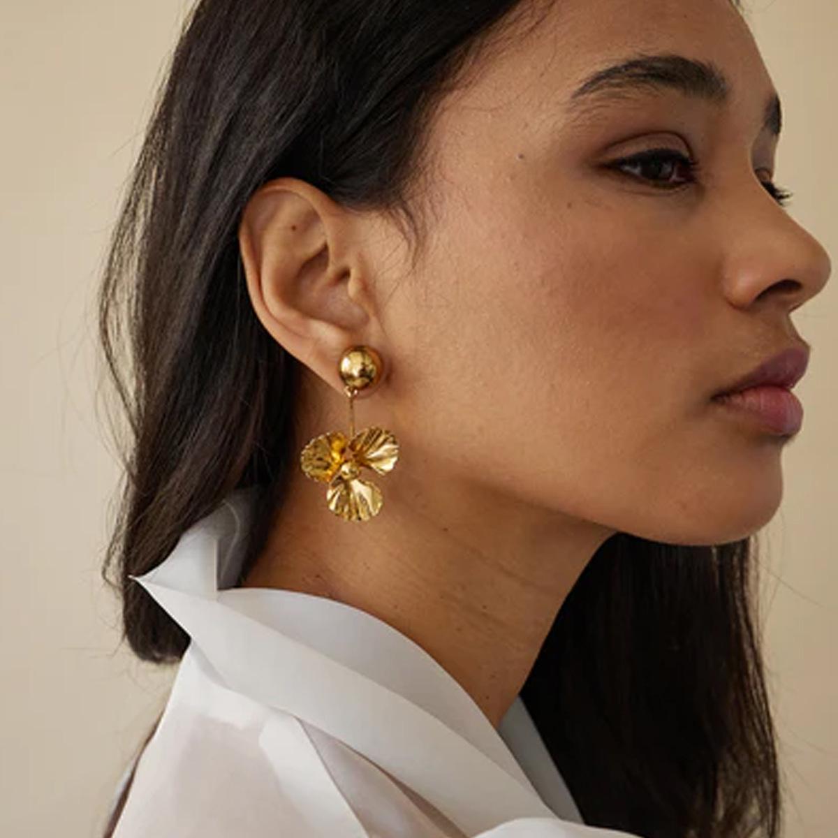 

18k Gold Stainless Steel Three-Petal Flower Pendant Earrings - French Retro Elegant Titanium Steel Design