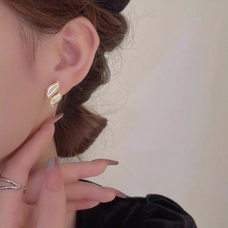 Huitan Trendy Delicate Stud Earrings Noble Luxury Elegant Piercing Accessories for Women Modern Bright Daily Versatile Jewelry