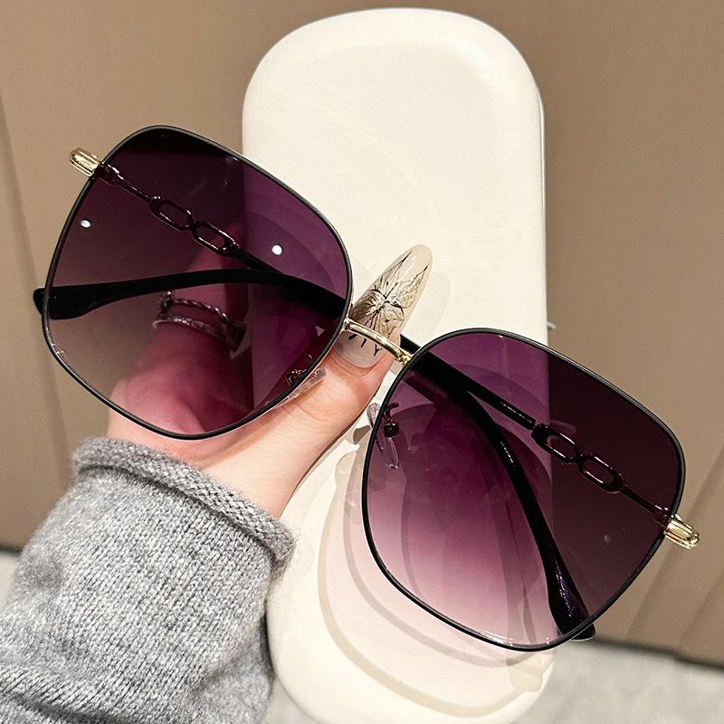 

New Metal Square Small Frame Sunglasses Fashion Ladies Photography Eyeglasses Summer Uv Protection Eyewear Uv400 1PC