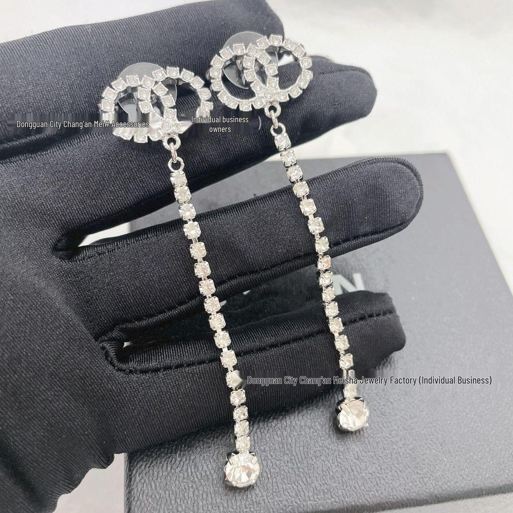 Eleganti Orecchini con Frange e Strass Doppia C per Donna
