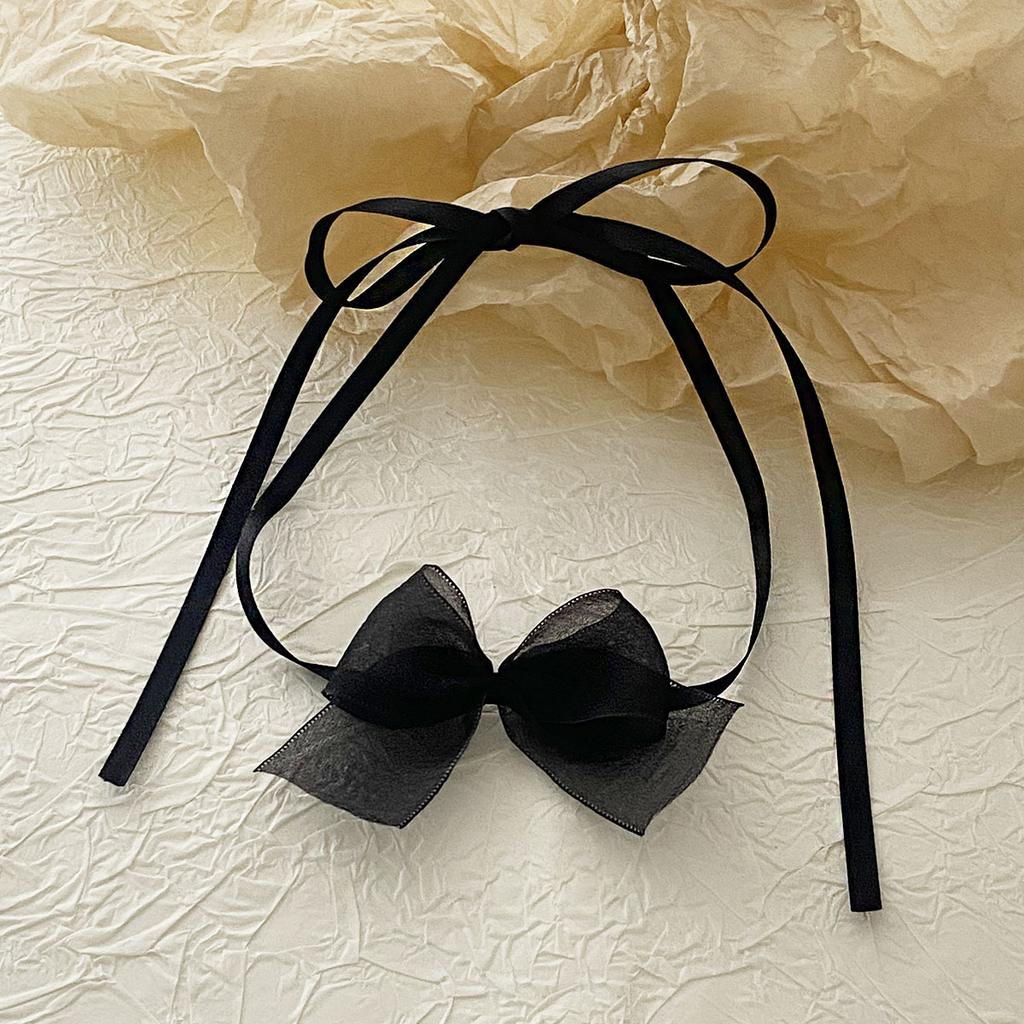 Este design simples e nichado em estilo coreano apresenta um colar de clavícula com laço de camada dupla que pode ser usado