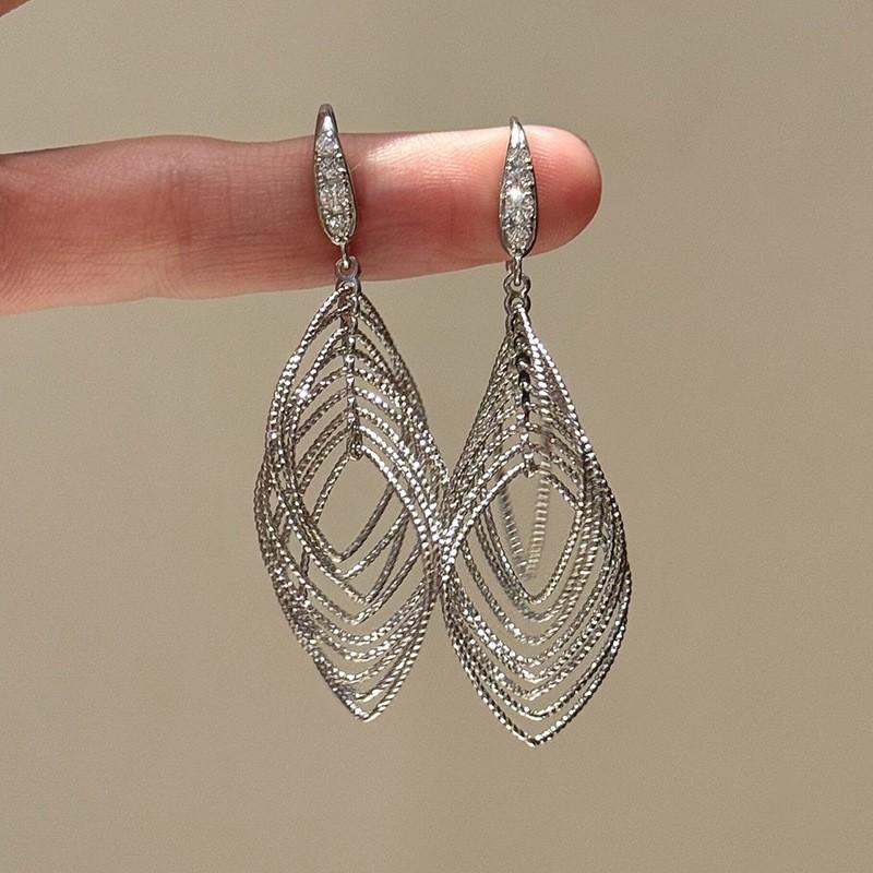 

Metal zircon oval pleated hollow pendant ear hook European and American ins temperament earrings light luxury high-end earrings