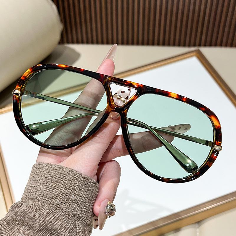 Fashion Sunglasses: Unisex Double Bridge Large Frame Pilot Style with Curved Temples
