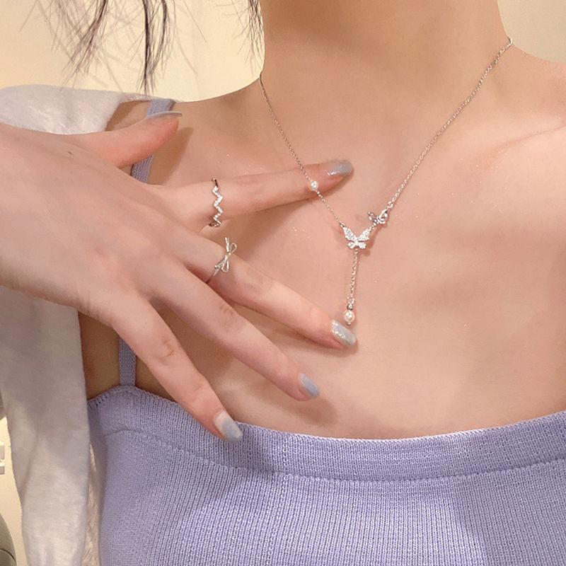 Women's Titanium Steel Bowknot Clavicle Necklace - Niche, Lightweight, Trendy Design.