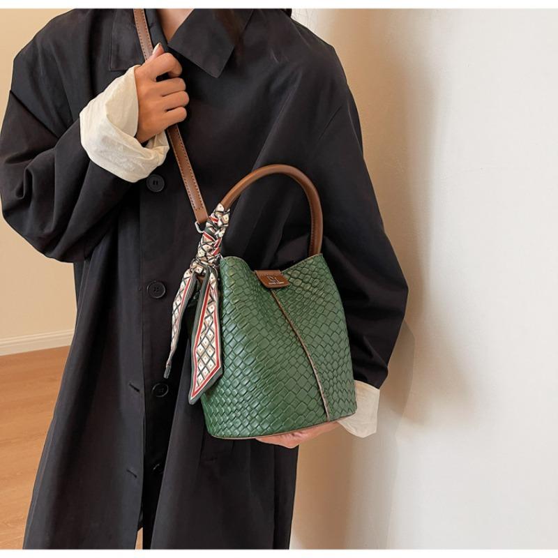 2026 New Commuter Retro Bag for Women, Fashiable Versatile Handbag, Single Shoulder Woven Bucket Bag, Niche Style
