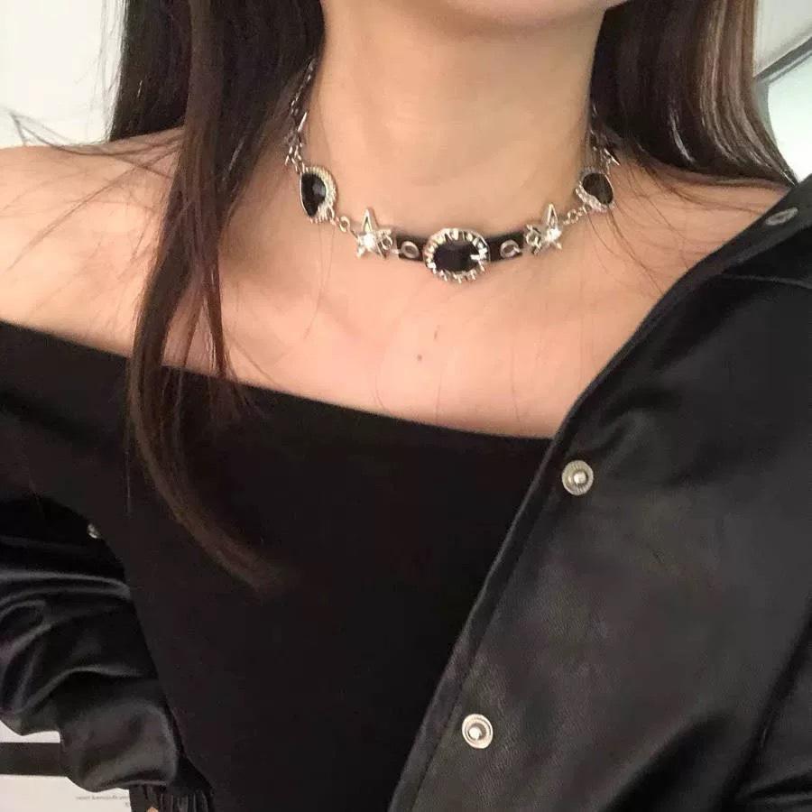 Štýlový pikantný kožený zvončekový choker náhrdelník – Unikátny menšinový dizajn