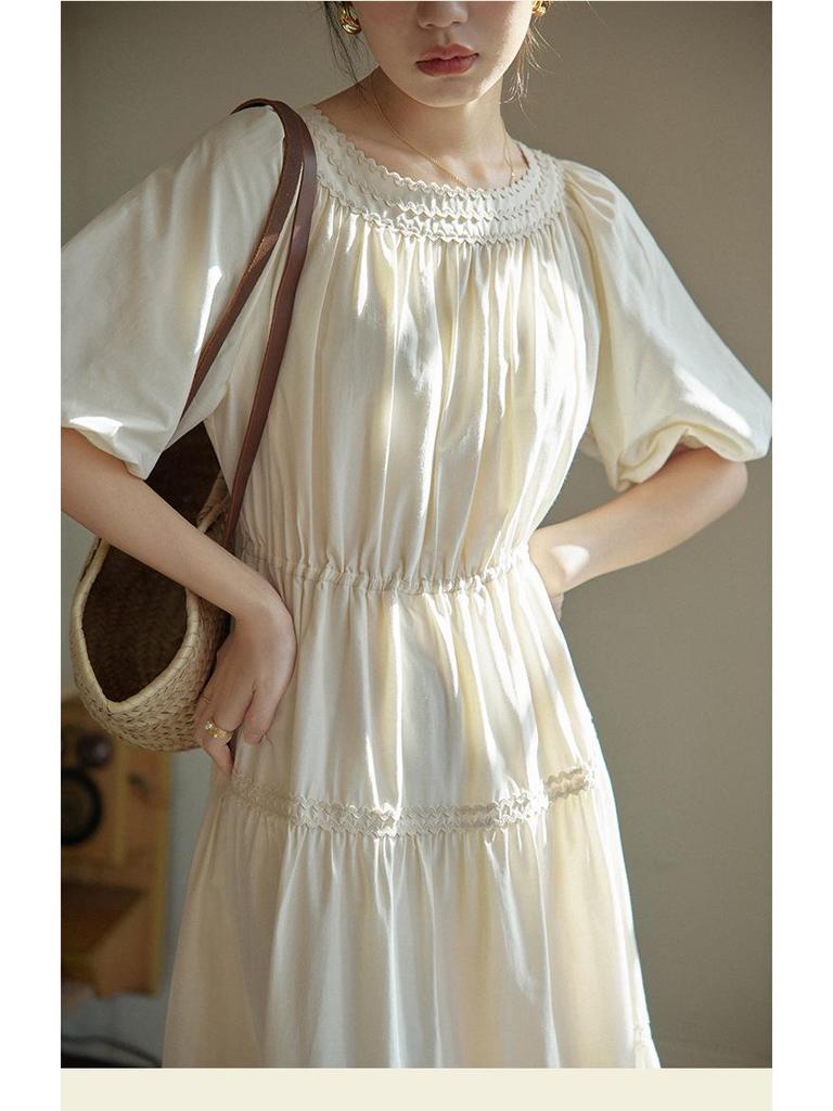 Elegantes hochtailliertes Slim-Kleid mit französischer Spitze und kurzen Ärmeln